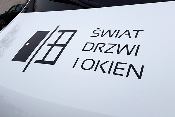 logo na samochodzie