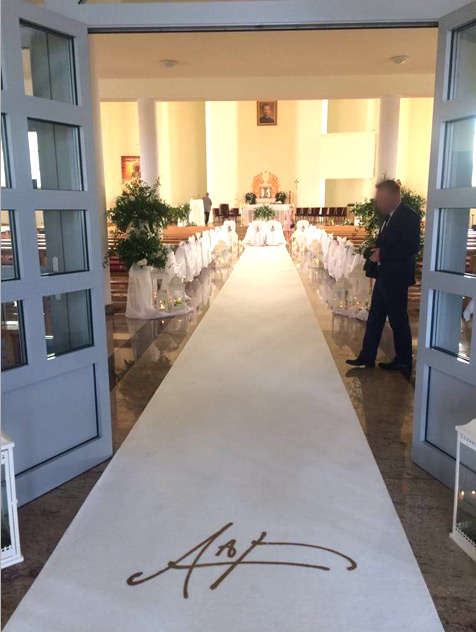 Napisy  - inicjały pary młodej na dywanie - ślub w kościele