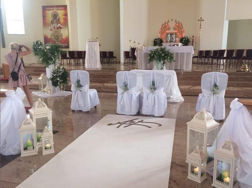Napisy  - inicjały pary młodej na dywanie - ślub w kościele